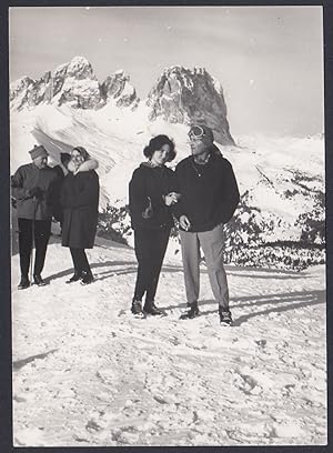 Montagne da identificare, Coppia in posa sulla neve, 1950 Fotografia vintage