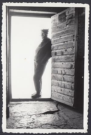 Poggiato su uscio del Rifugio di una Montagna da identificare, 1950 Fotografia vintage