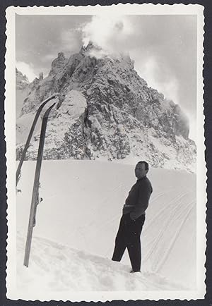 Montagna da identificare, Sci piantati nella neve, 1950 Fotografia vintage