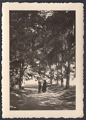 A colloquio col Parroco nel viale alberato, 1939 Fotografia vintage