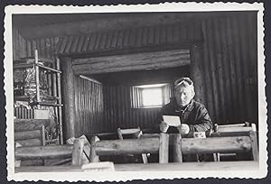 La lettura nel Rifugio di una Montagna da identificare, 1950 Fotografia vintage