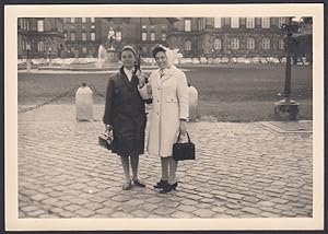 Danimarca 1965, Copenhagen, Due donne con borsetta in piazza, Foto epoca