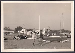 Italia 1960, Vasto (CH), Donne in spiaggia, Foto epoca, Vintage Photo