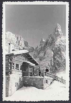 Rifugio e Picco di una Montagna da identificare, 1950 Fotografia vintage