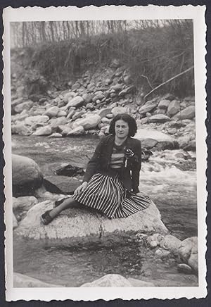 Donna con gonna che copre masso nel fiume, Moda, Fashion, 1950 Fotografia vintage