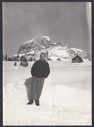 Montagne da identificare, Veduta con la neve, Baita, 1950 Fotografia vintage