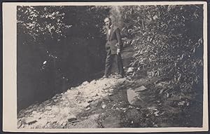 Gentiluomo in giacca e papillon nel bosco 1940 Fotografia vintagea, Old Photo