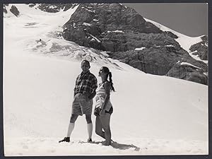 Montagne da identificare, Coppia passeggia sulla neve, 1950 Fotografia vintage