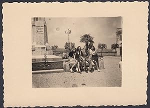 Cerreto Guidi, Uomo fortunato con tre giovani donne, 1940 Fotografia vintage