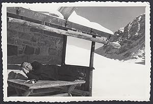 Dolce meriggio nel rifugio di una Montagna da identificare, 1950 Fotografia vintage