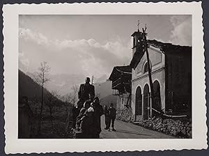 Italia, Famiglia davanti chiesa in aperta campagna, 1940 Fotografia vintage