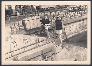 Svizzera 1965, Ginevra, Donne su scaletta con chiosco alle spalle, Foto