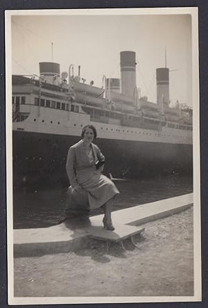 Donna elegante con nave alle spalle, Fashion, 1950 Fotografia vintage
