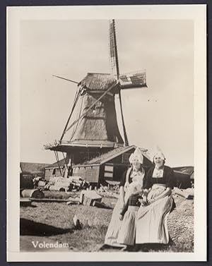 Volendam Paesi Bassi, Mulino a vento e donne in costume tipico, 1950 Fotografia vintage