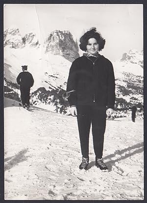Montagne da identificare, Giovane donna in posa, 1950 Fotografia vintage