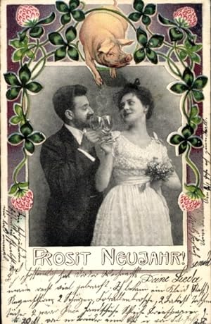 Ansichtskarte / Postkarte Glückwunsch Neujahr, Paar mit Punschgläsern, Schwein, Klee