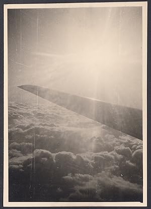 Ala di aereo in volo sopra le nuvole, 1950 Fotografia vintage, Old Photo