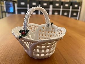 Vintage White Woven 3.25" Basket Holly Berries Christmas Holiday- Nice!