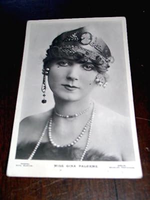 Carte postale photographie ancienne représentant la comédienne Miss Gina Palerme.