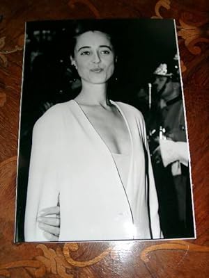 PHOTO-PRESSE en noir et blanc. Légende au dos : ANTONIA DE SANCHA A SON ARRIVEE A L'EMPIRE CINEMA...
