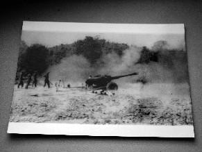 PHOTO-PRESSE AFP en noir et blanc. HANOI. L'artillerie vietnamienne répond aux agresseurs chinois...