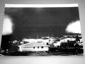 PHOTO-PRESSE AFP en noir et blanc. Une vilente tornade s'est abbatue le 10/04/1979 sur la région ...