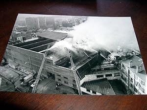 Très belle photographie de presse l'incendie des studios de Boulogne-Billancourt.