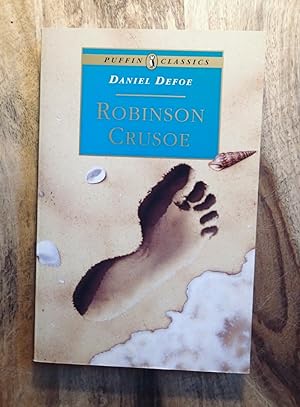 ROBINSON CRUSOE : (Puffin Classics - Essential Collection Series)