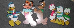 Une plaque émaillée sur fer blanc marquée le Journal de Mickey. Six personnages de Walt Disneyimp...