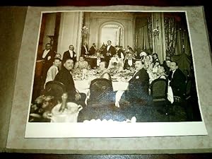 Photographie en noir et blanc d'un banquet réuinissant des personnalités. Scène de repas, Sous le...