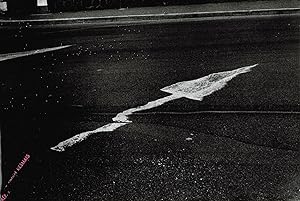 [Photographie originale] Flèche signalétique au sol, ca 1965