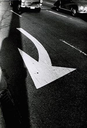 [Photographie originale] Flèche signalétique au sol, ca 1965