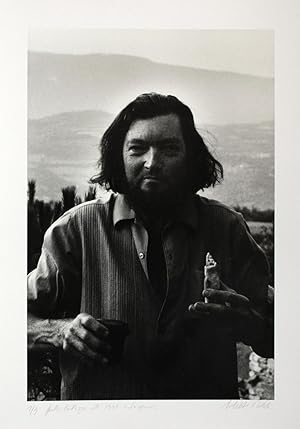 [Photographie originale] Portrait photographique de Julio Cortázar mangeant un sandwich et buvant...