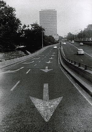 [Photographie originale] Flèches signalétiques sur une route de Bruxelles, ca 1965.