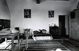 [Photographie originale :] Alexander Calder faisant la sieste dans sa maison de Saché (Indre-et-L...