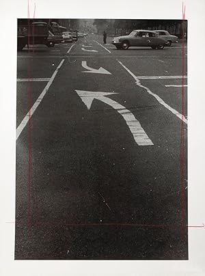 [Photographie originale] Flèches signalétiques dans une rue de ville, ca 1965