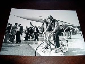 Très belle photographie de presse - Bryan Allen qui a traversé la manche passe devant le Concorde...