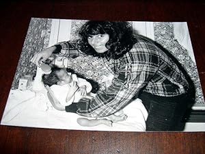 Très belle photographie de presse représentant Colette Besson coiffant son enfant. Championne oly...