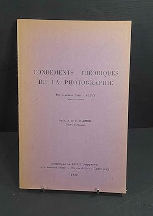Fondements Théoriques de la Photographie. Préface de E. Darmois.