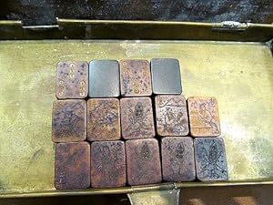 Antikes MahJong-Spiel mit zusammen 143 alten handgefertigten Spielsteinen in einer Metall-Schatulle.
