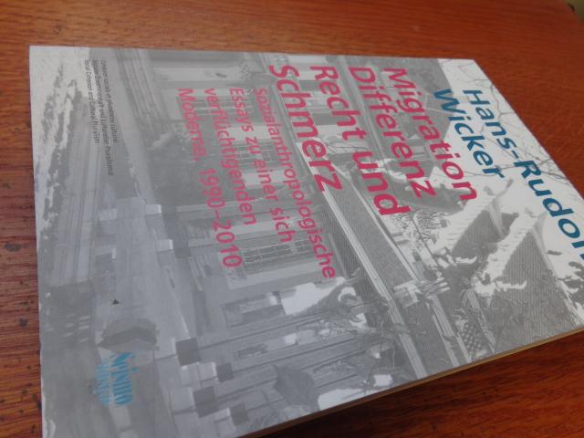 Migration, Differenz, Recht und Schmerz: Sozialanthropologische Essays zu einer sich verflüchtigenden Moderne, 1990-2010 (Sozialer Zusammenhalt und kultureller Pluralismus) - Hans-Rudolf Wicker (Autor)