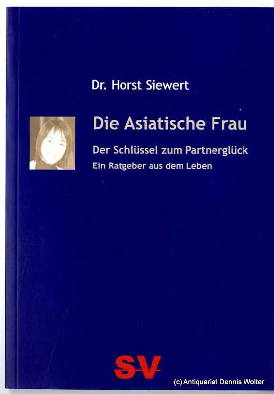 Die asiatische Bürosklavin Aika freut sich mündlich über ihren dominanten Arbeitskollegen Die asiatische Bürosklavin Aika freut sich mündlich über ihren dominanten Arbeitskollegen