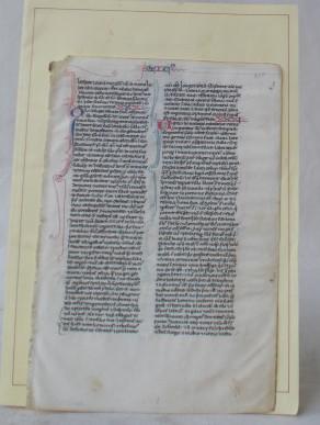 Einzelblatt aus einer gotischen Handschrift des 13. oder frühen 14. Jahrhunderts. Blatt aus einer...