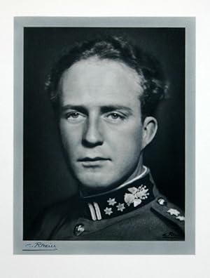 Kopfporträt mit Halsansatz in Uniform. Photographie von Charles Rhein mit Plattensignatur sowie a...