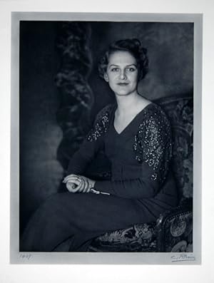 2 signierte Künstlerfotografien, vermutlich der Prinzessin Marie Jose von Belgien. Photographie v...