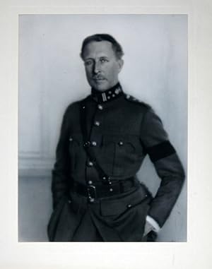 Halbportrait in Uniform. Photographie von Charles Rhein (wohl in einem fotografischen Lichtdruckv...