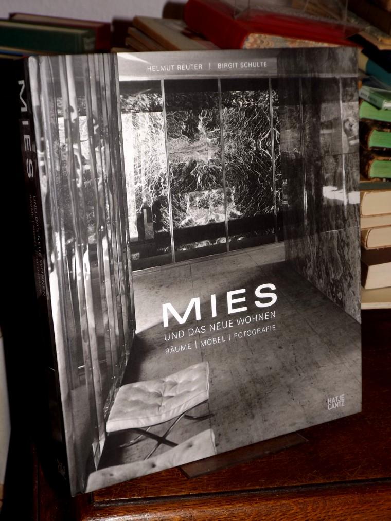 Mies und das neue Wohnen. Räume - Möbel - Fotografie. Herausgegeben von Helmut Reuter und Birgit Schulte im Auftrag der Henry-van-de-Velde-Gesellschaft Hagen e.V. - Reuter, Helmut und Birgit Schulte (Hrsg.)