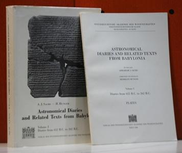 Astronomical diaries and related texts from Babylonia. Text und Plates. Vol. 1: Diaries from 652 B.C. to 262 B.C. (Österreichische Akademie der Wissenschaften. Philosophisch-Historische Klasse: Denkschriften ; Bd. 195) - Sachs, Abraham J