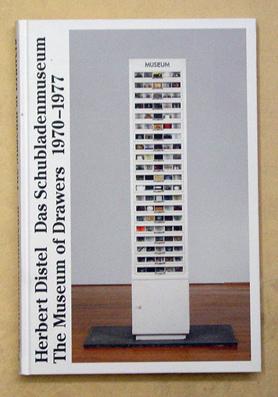 Herbert Distel - Das Schubladenmuseum 1970 - 1977 im Kunsthaus Zürich. Fünfhundert Kunstwerke der Moderne. The Museum of Drawers 1970 - 1979 at the Kunsthaus Zürich. Five Hundred Works of Modern Art.