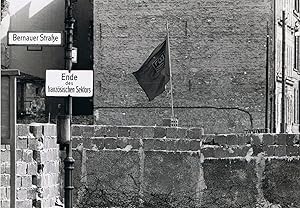 originalfotografie: abriegelung des sowjetsektors (13.8.61). sperrmauer an der sektorengrenze ber...